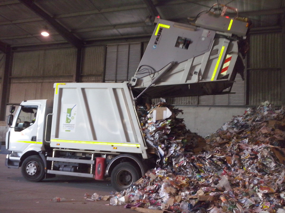 Vidage du camion après la collecte des bacs jaune