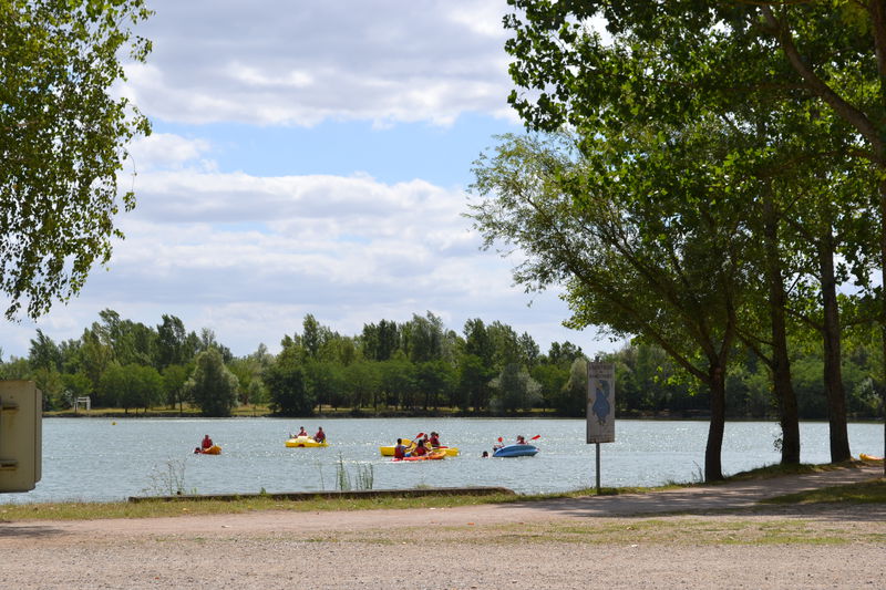 pédalos et canoës sur le lac de voile